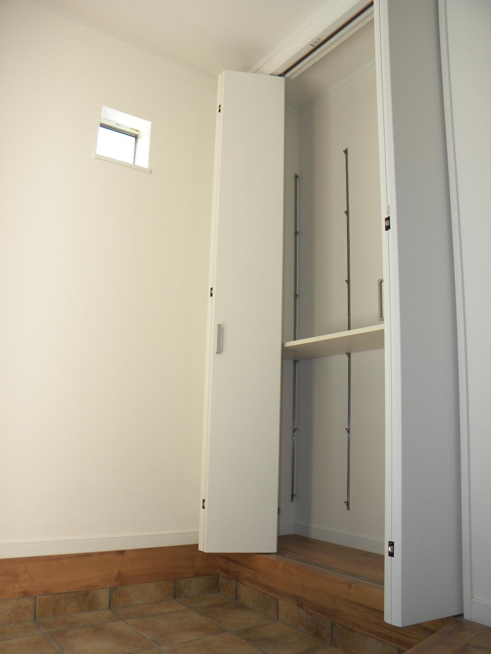 Entrance. Set up a large-scale storage in the front door. Also overflowing tend shoes, This cleaner can be stored!