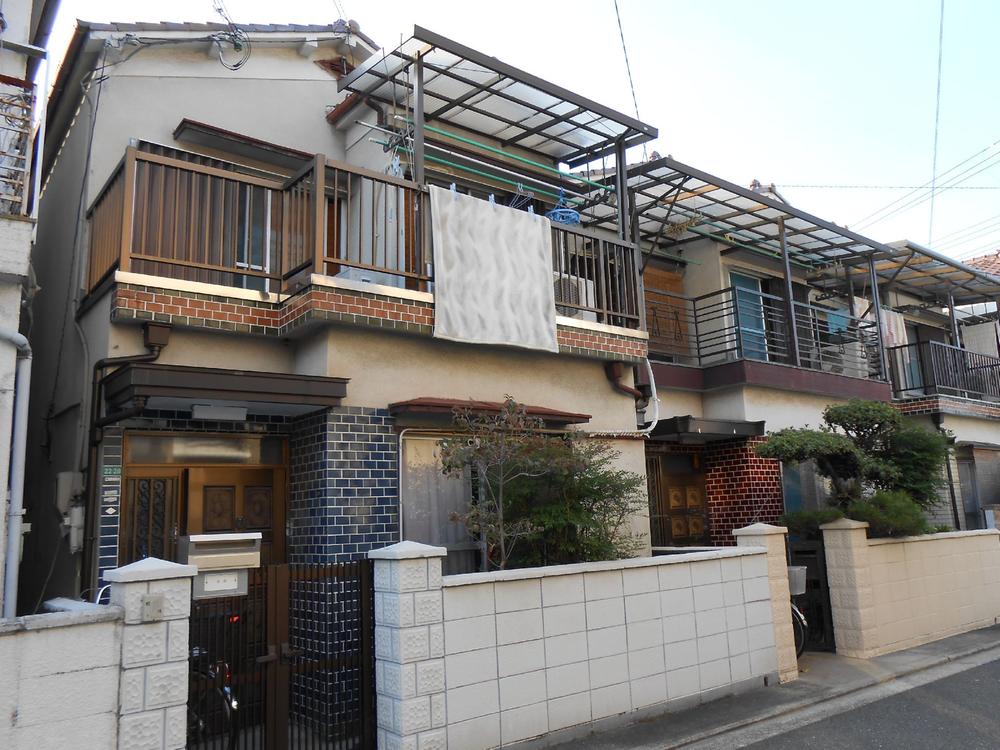 Local appearance photo. It is a quiet residential area