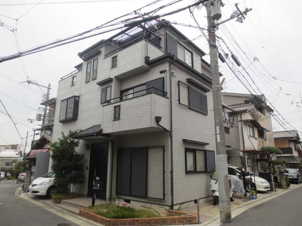 Local appearance photo. Day is also good on the south-facing dwelling unit. 