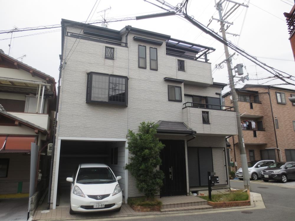 Local appearance photo. Also it comes with a garage. 