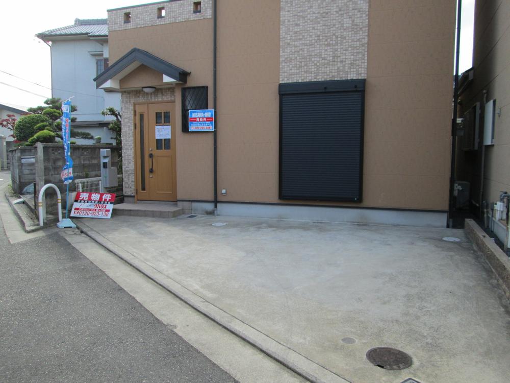 Parking lot. Large parking lot with (2 cars) I high roof car is OK, too! 