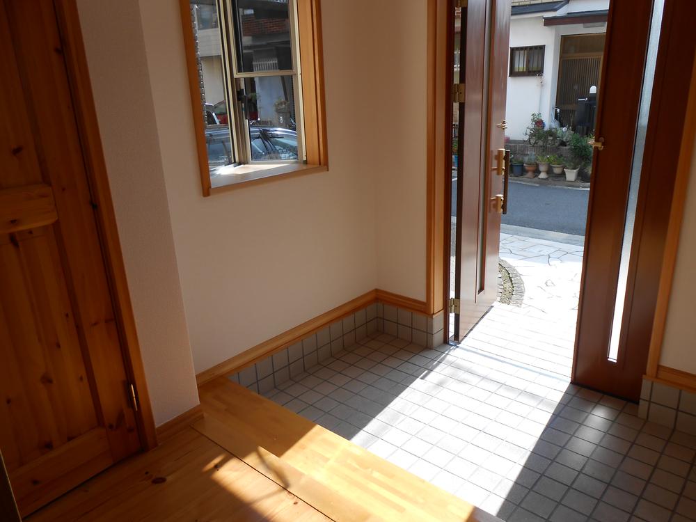 Entrance. Spacious entrance there is also a storage space! 