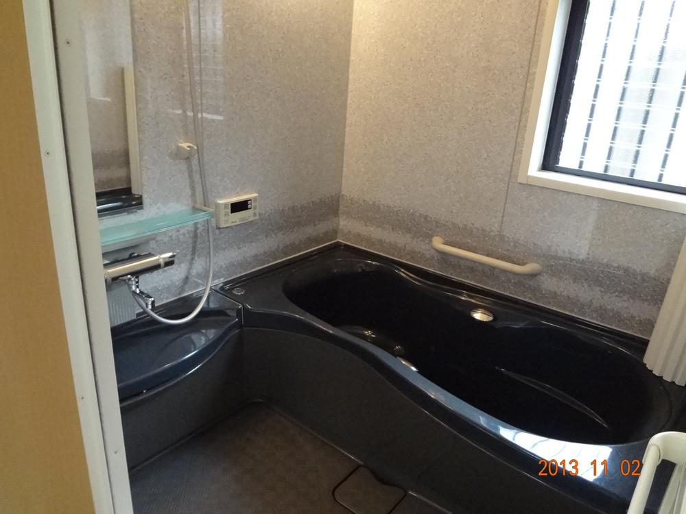 Bathroom. Tub is also a chic design ☆ 