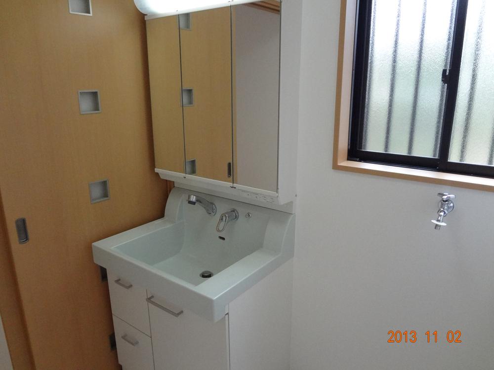 Wash basin, toilet. It is a stylish basin