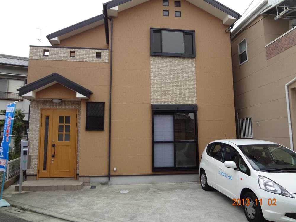 Local appearance photo. You can put even bicycles in the parking two spaces