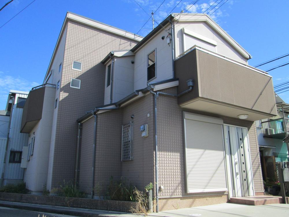 Local appearance photo.  ・ Good looking in sharp form.  ・ Also it has a shutter shutters. 