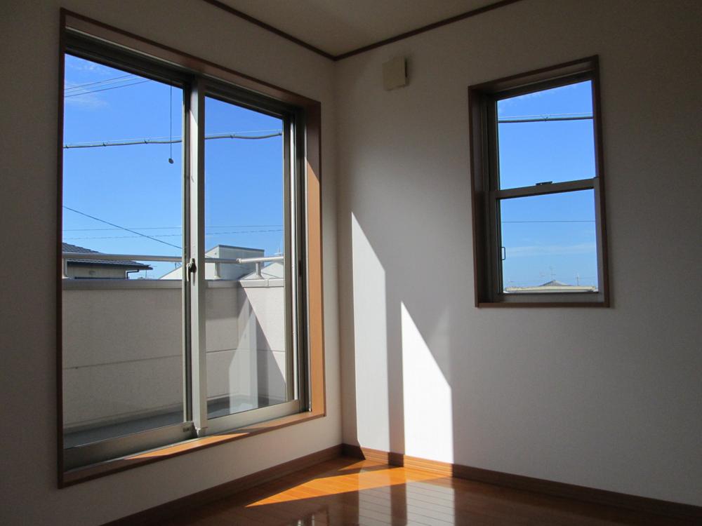 Non-living room. Lighting preeminent Western-style. 