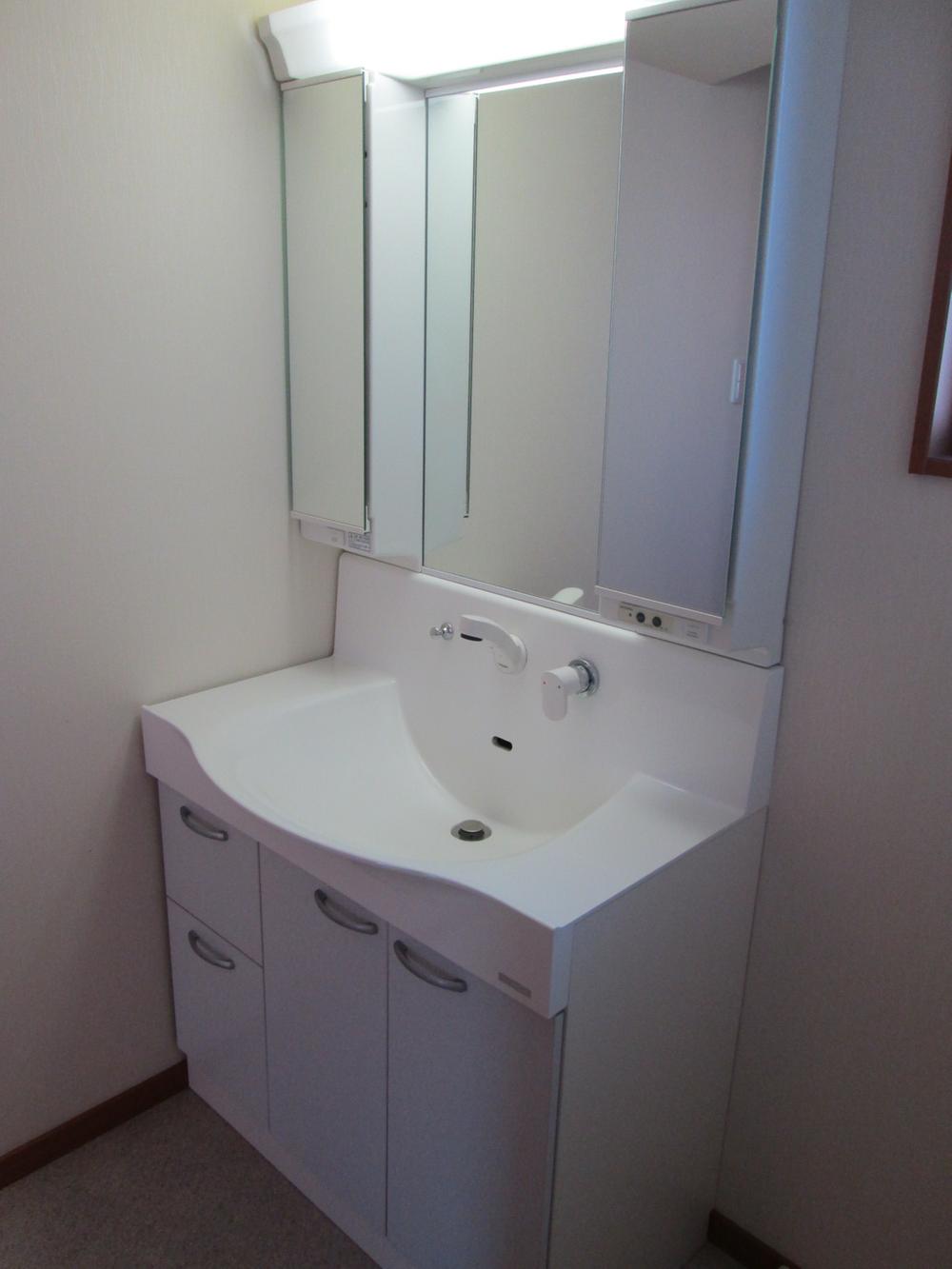 Wash basin, toilet. Convenient morning Shitaku in the wash basin with shower. 