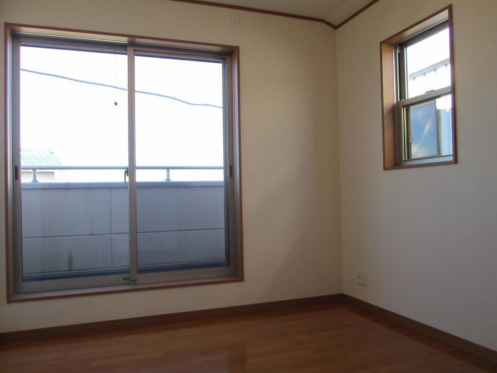 Non-living room. Western-style with a balcony. It is very bright. 