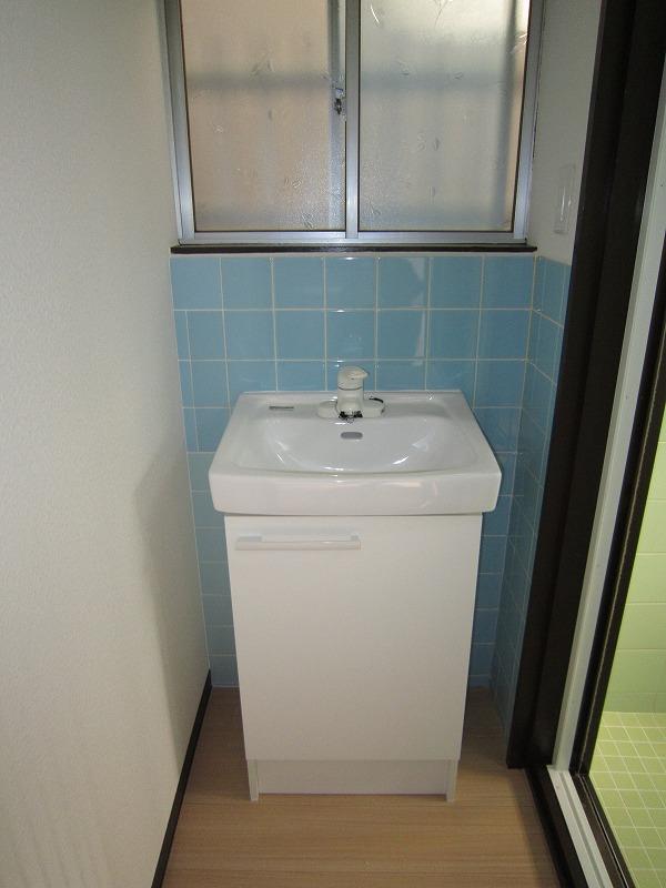 Wash basin, toilet. Indoor (11 May 2013) Shooting