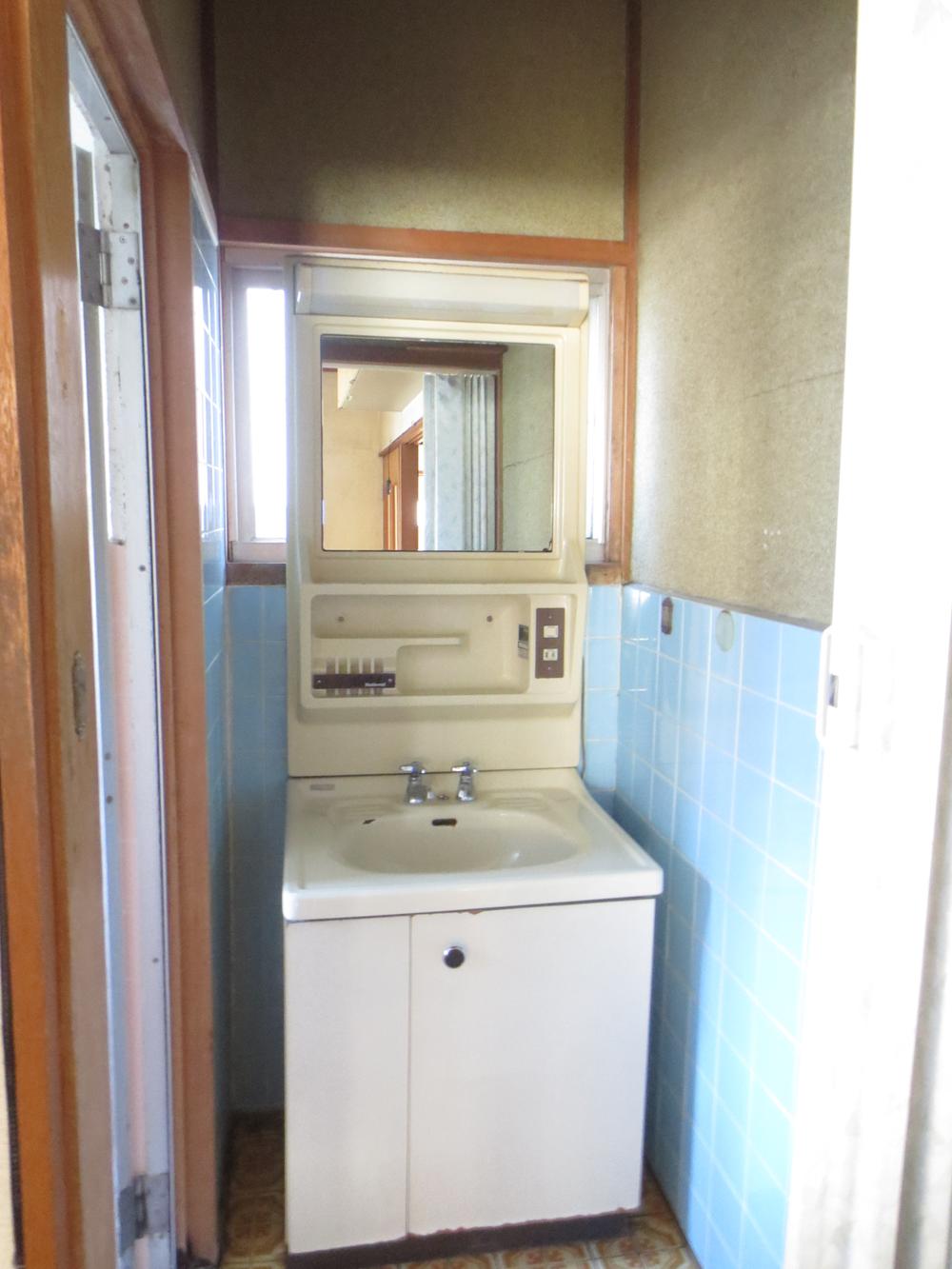 Wash basin, toilet. It is the washstand