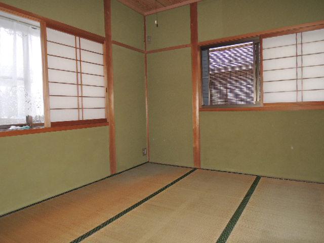 Non-living room. There is also a Japanese-style room on the third floor. 