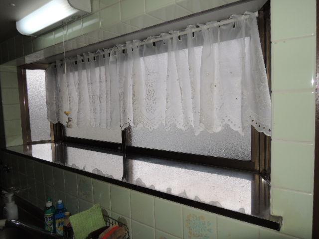 Kitchen. You can dish brighter at hand with a bay window in the kitchen. 