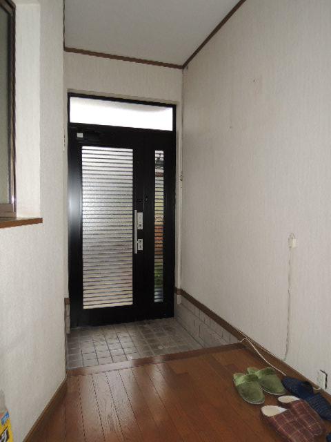 Entrance. It is refreshing entrance. 