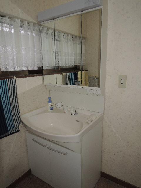 Wash basin, toilet. It is the washstand. 