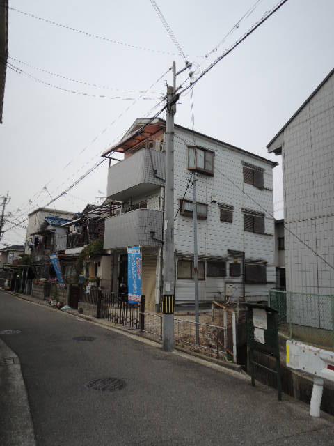 Local appearance photo. Parking two Allowed (one box car OK)