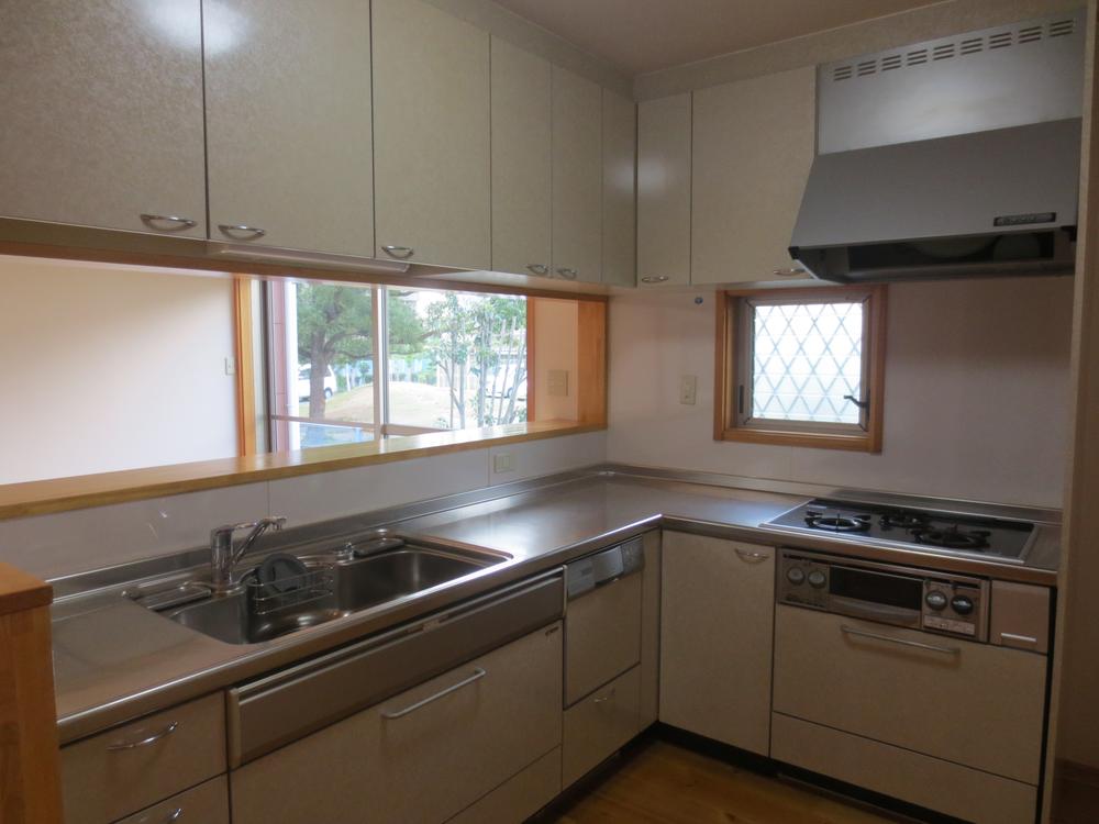 Kitchen. Kitchen is the face-to-face. 