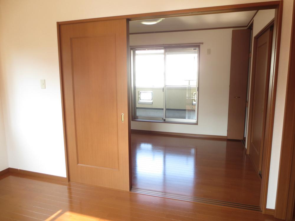 Non-living room. Between the Western and Western-style will be through