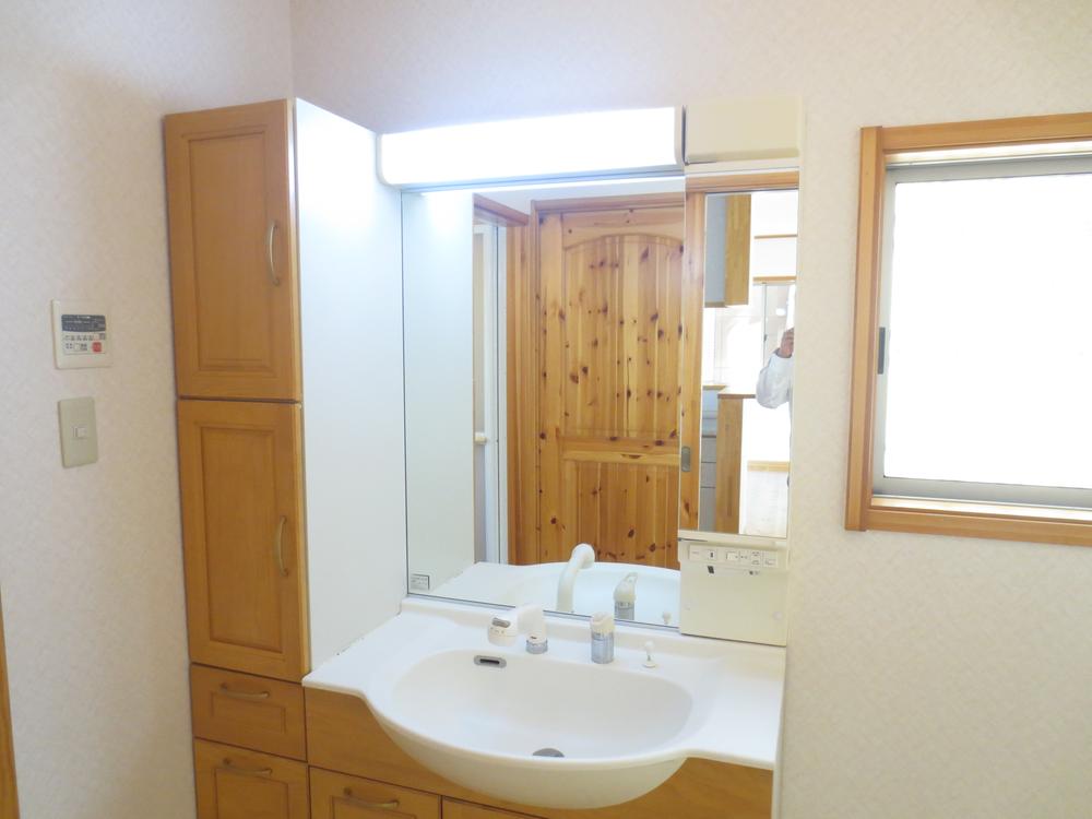 Wash basin, toilet. The wash basin also has a shampoo dresser