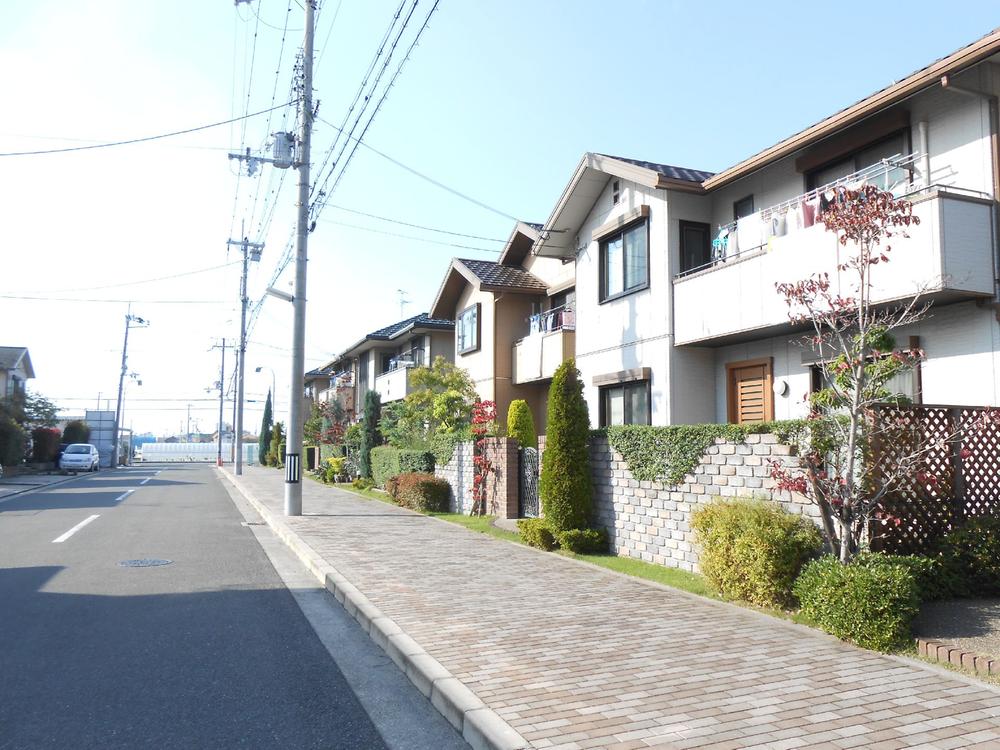 Local photos, including front road. You can live in peace traffic even less