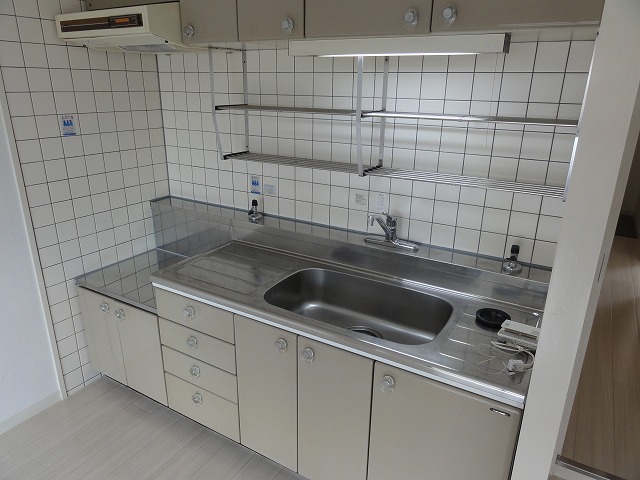 Kitchen. Two-burner stove is can be installed kitchen.