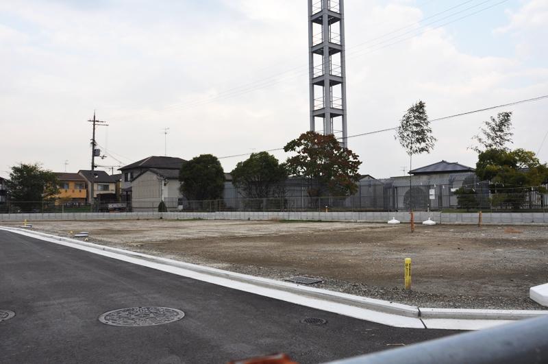 Local photos, including front road. Photographed by the local (2013 November)