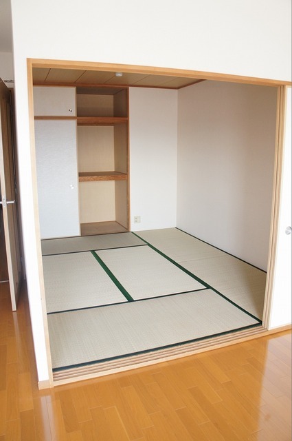 Living and room. Japanese-style room 6 quires