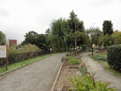 park. 680m until toward Ling Park (park)