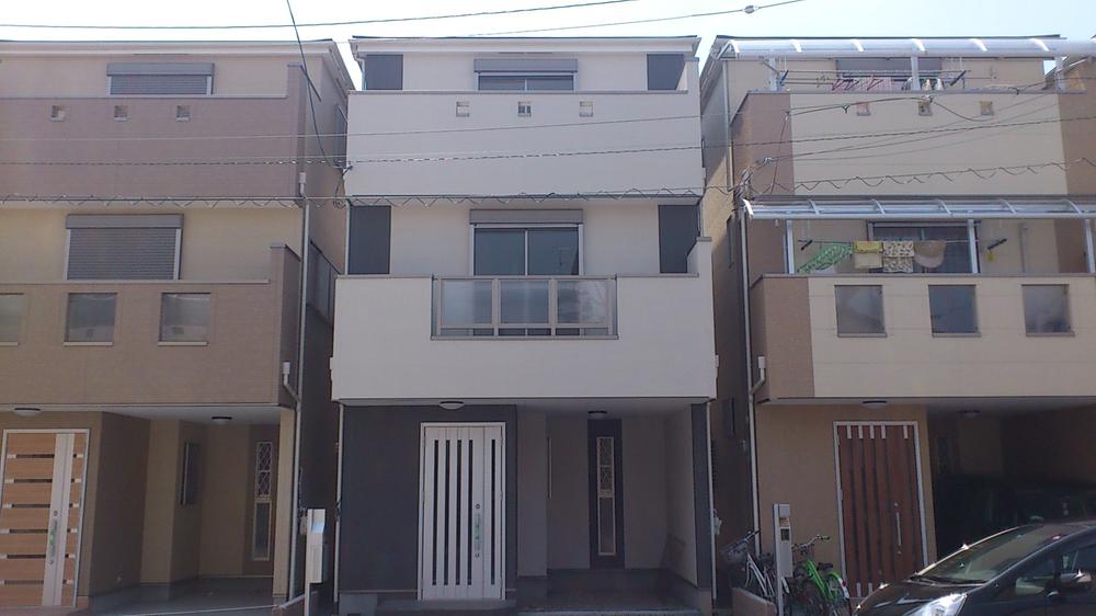 Local photos, including front road. Construction example image