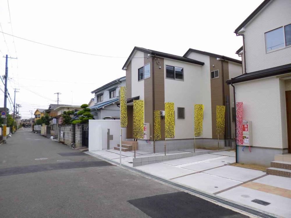 Local photos, including front road. Same specifications Photos. All eight sections of the subdivision