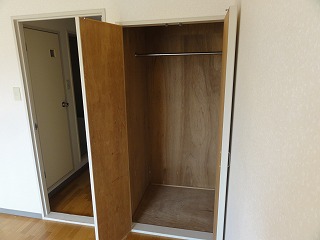 Receipt. This compartment can store plenty ^^