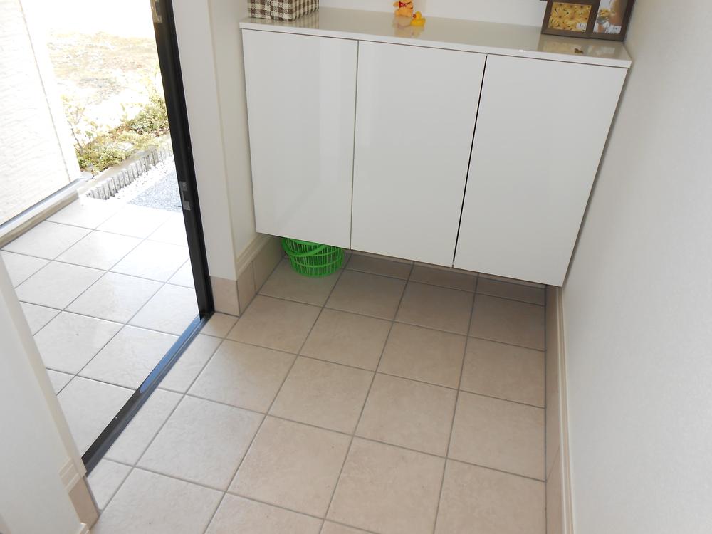 Entrance. Storage space is also a lot of a certain entrance