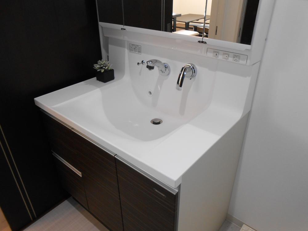 Wash basin, toilet. Functionality, Is an excellent wash basin storage capacity!