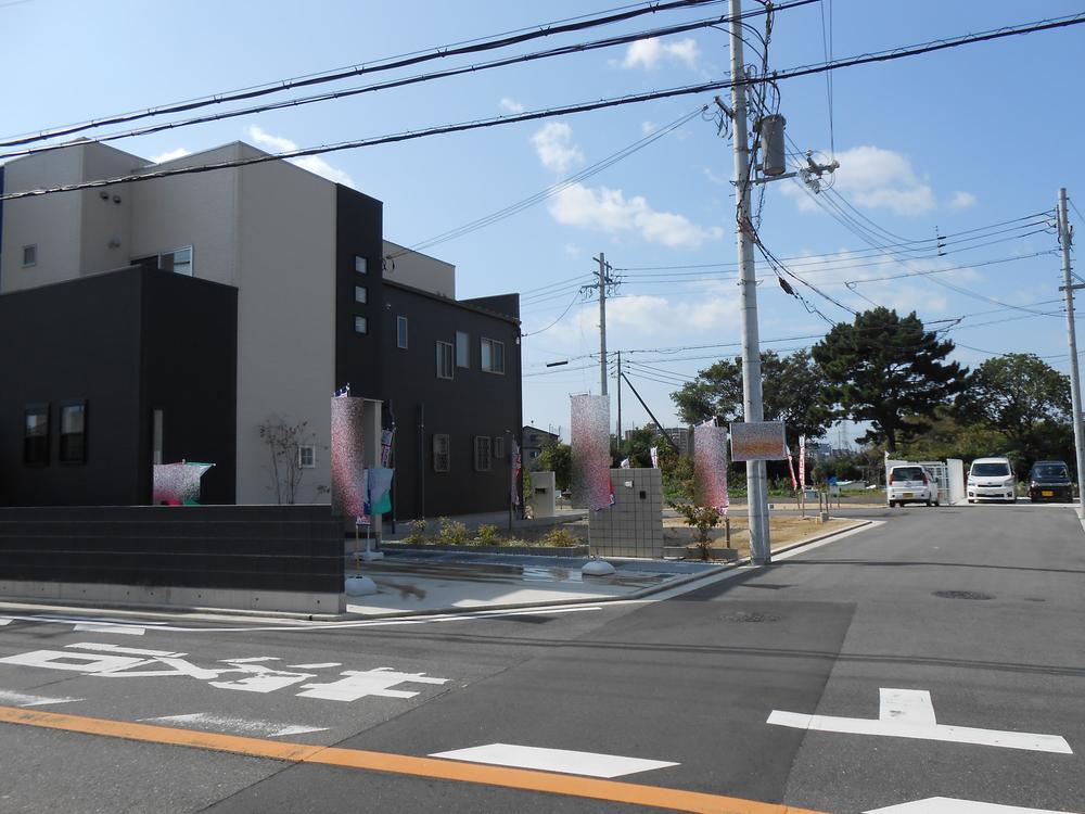 Local photos, including front road. Parking a breeze at the front road spacious!