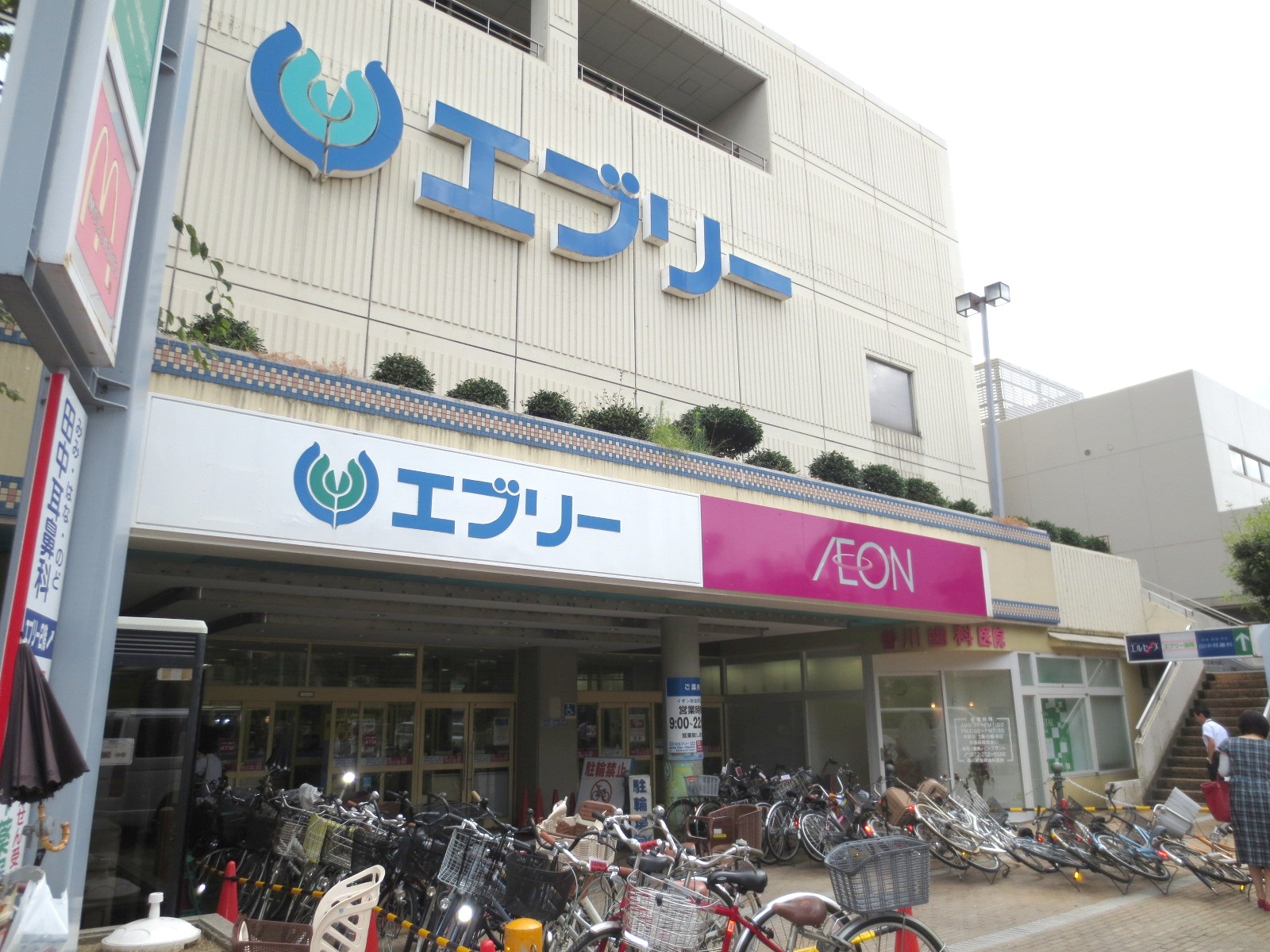 Shopping centre. 742m from the shopping center Evry (shopping center)