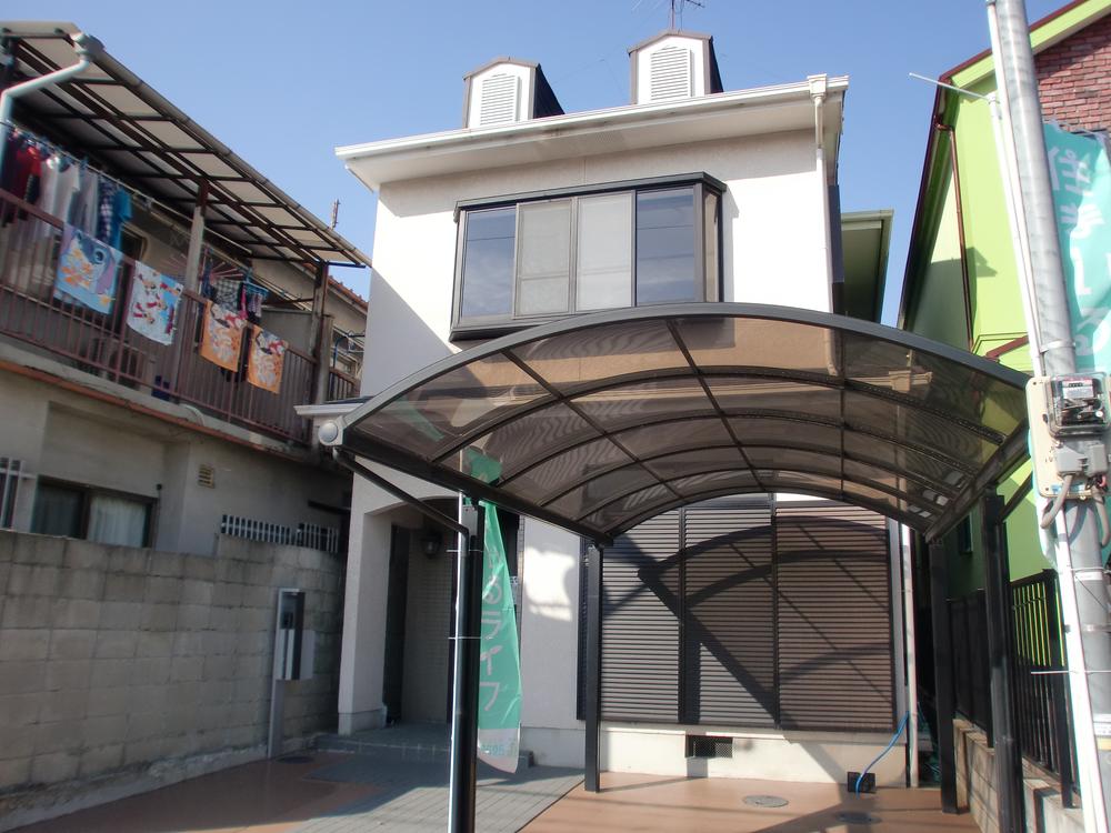 Local appearance photo. 1BOX car also is OK with a large garage. Day is good on the south-facing. 