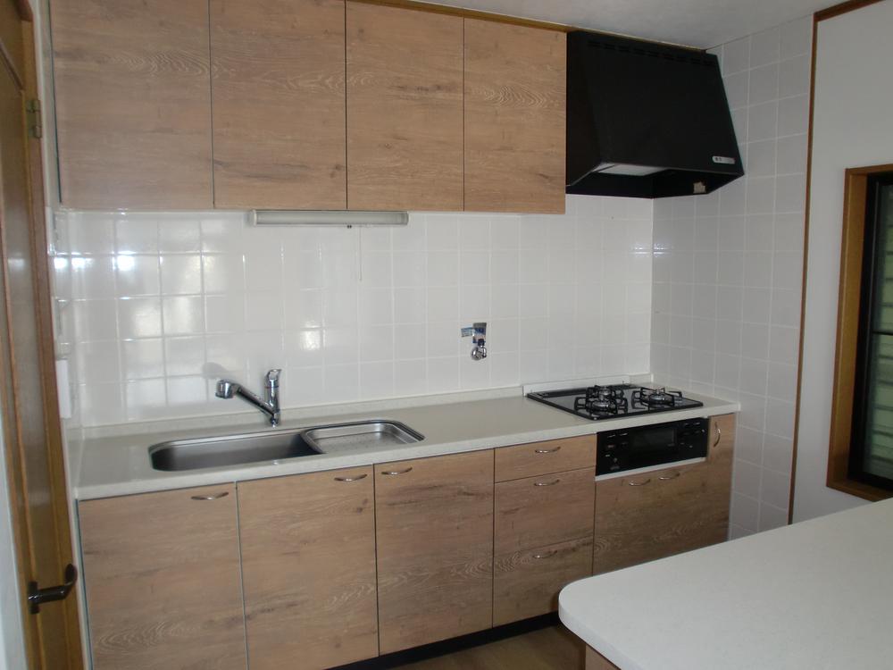 Kitchen. It is easy-to-use system kitchen with a back counter. 