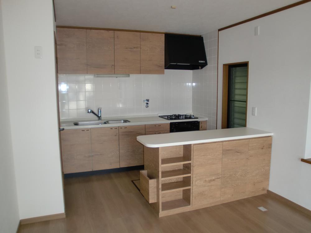 Kitchen. Plenty of storage at the counter. 