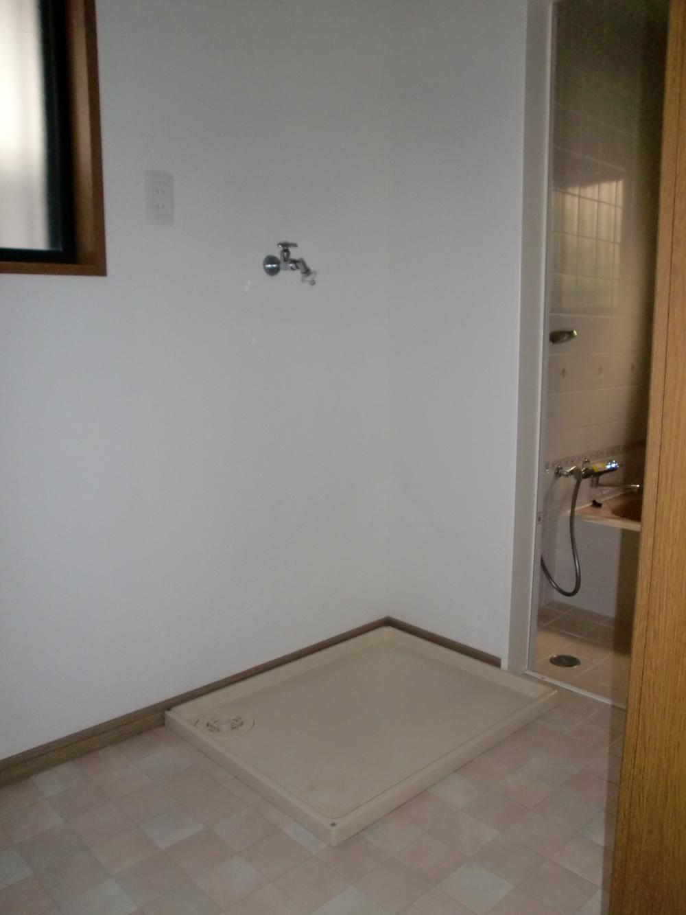 Wash basin, toilet. Of course, it is a washing pan. 