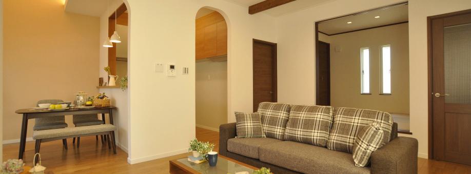 Living. The living at the entrance of the decorative beams and R shape of the old wind, The interior space with a taste.