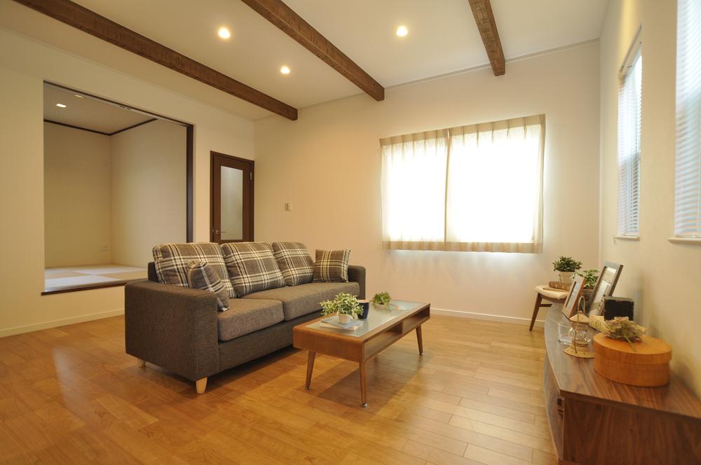 Living. In eye-friendly lighting to illuminate the wall behind the TV, Family has directed the space to relax with nature.