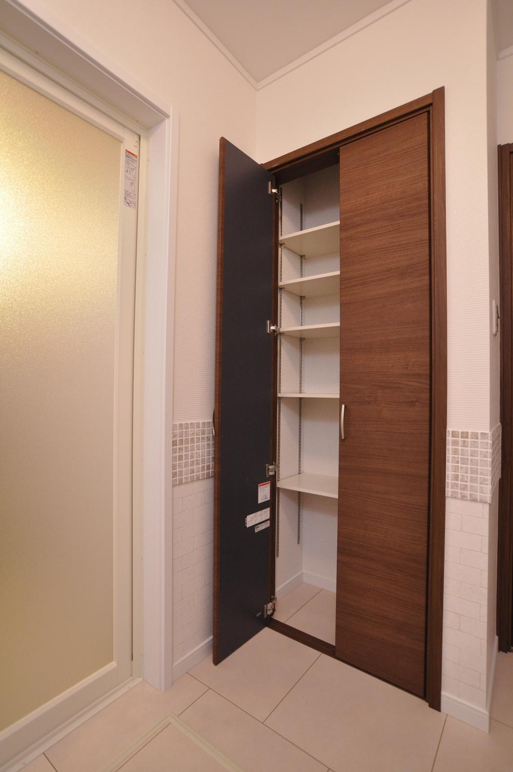 Wash basin, toilet. Of course, because it overflows tend to sanitary in things, Also it has established firm storage space.