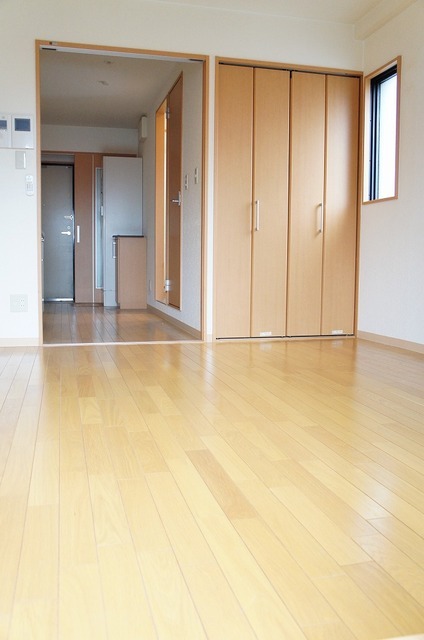 Living and room. Also with closet ☆