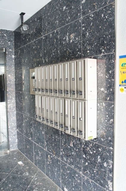 lobby. Set mailbox