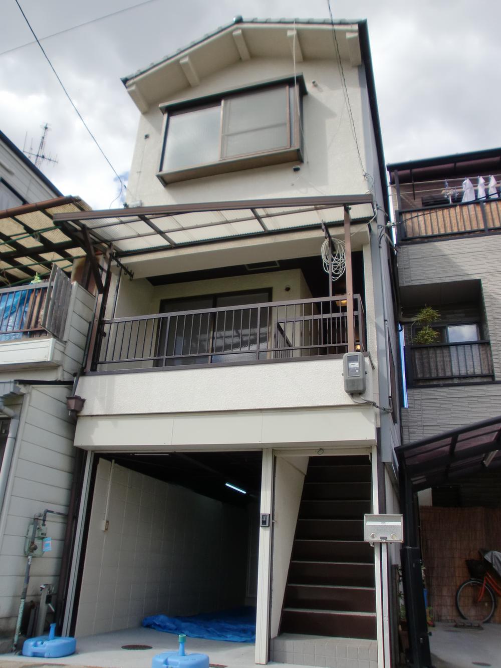 Local appearance photo. Good per sun for the south-facing