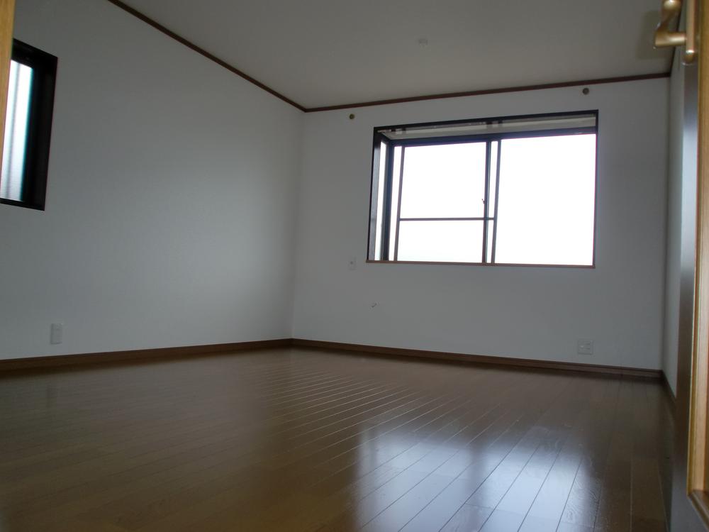 Non-living room. Good per sun for the south-facing