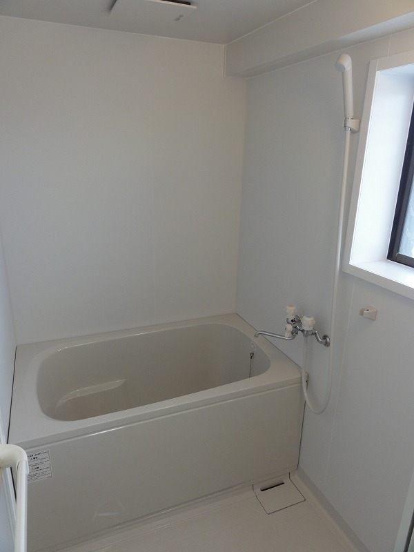 Bath. With window, Pat ventilation