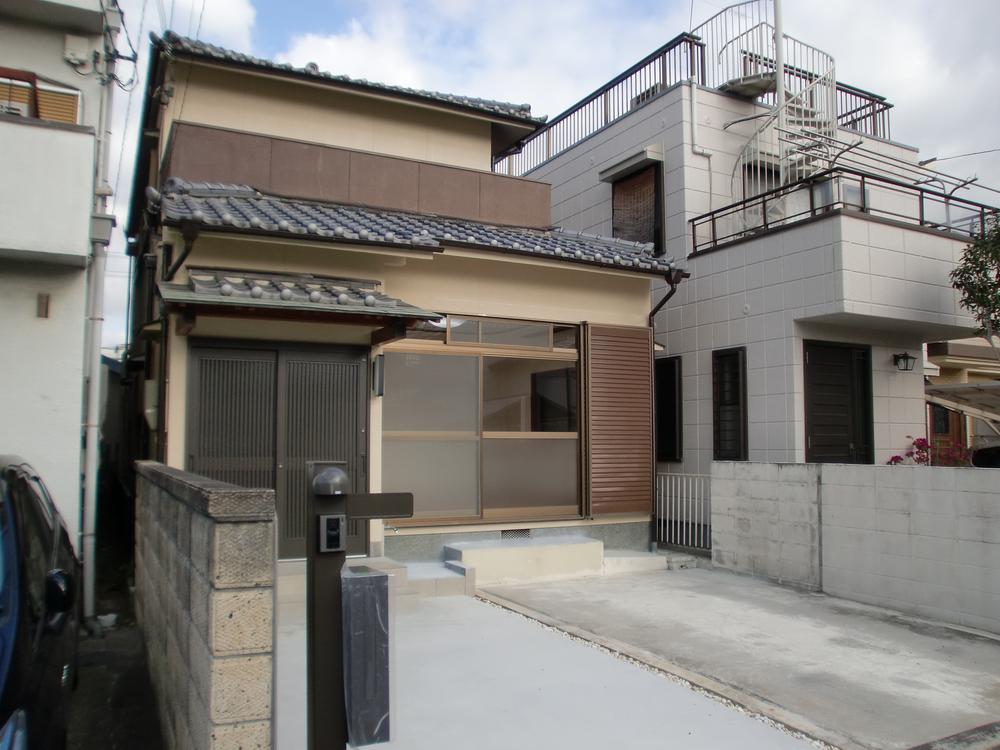 Local appearance photo. Large garage with 2 cars. 1BOX car is also OK.