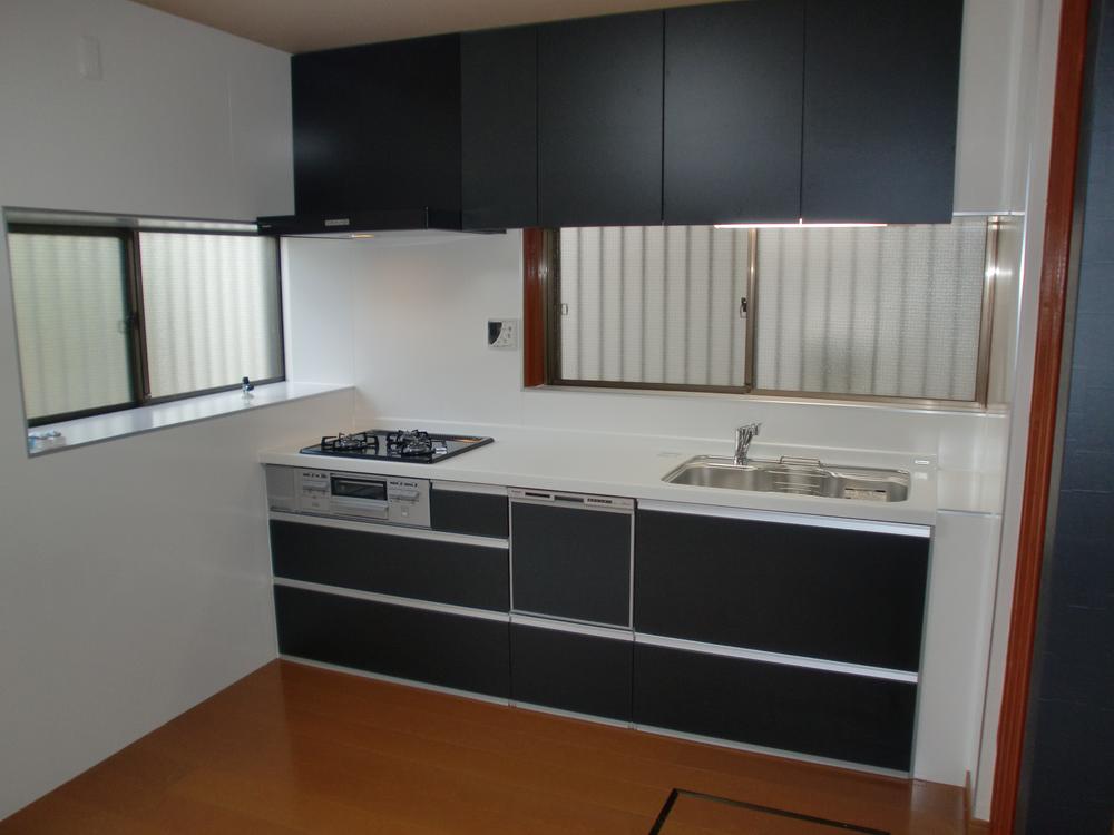 Kitchen. Water around also new replacement, Can you use it comfortably because reform is settled.