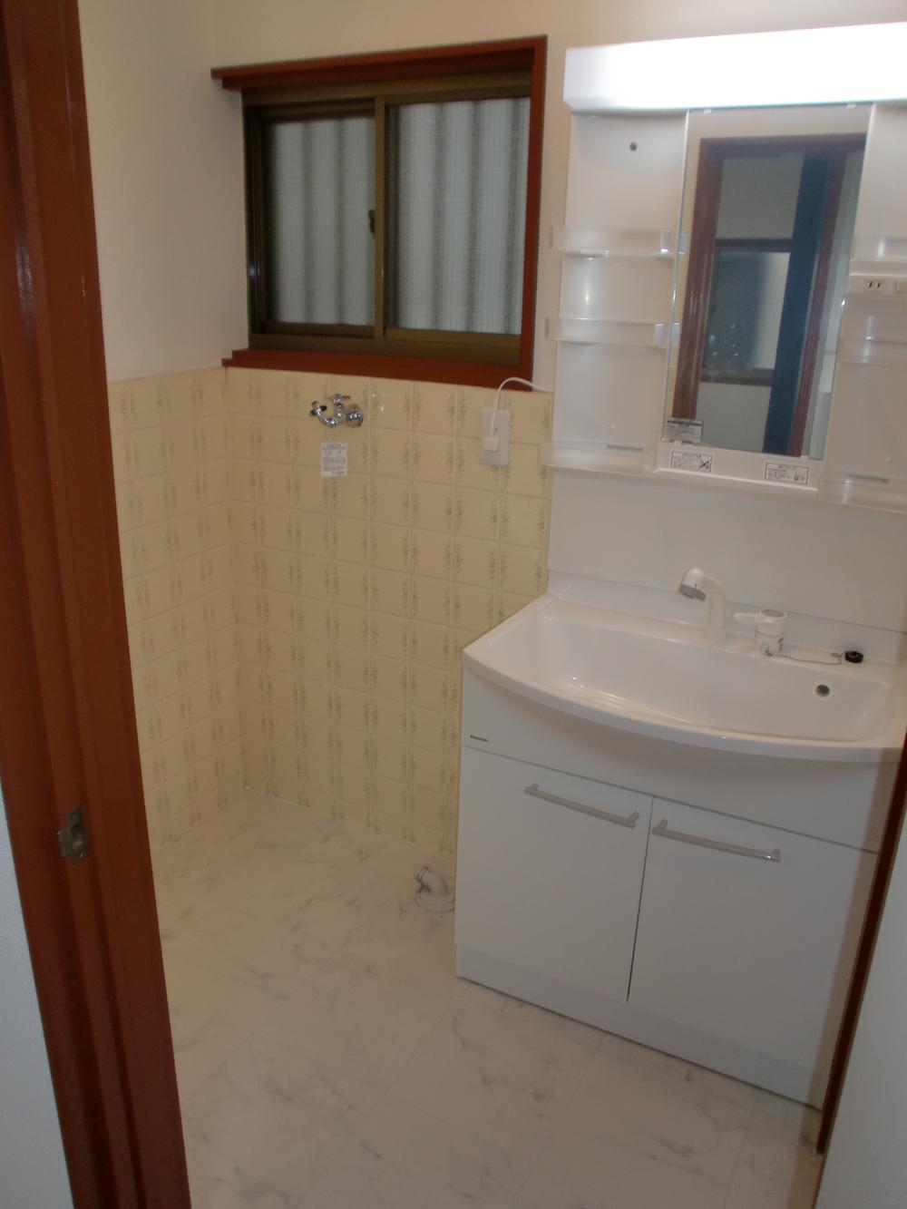 Wash basin, toilet. Is a good basin space and easy to use.